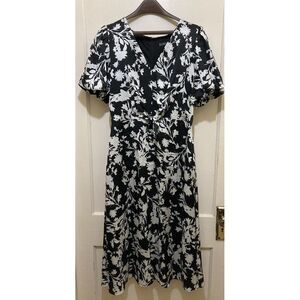 Julia Jordan Dress 10 Black White Floral V-Neck Puff Short Sleeve Wedding Guest